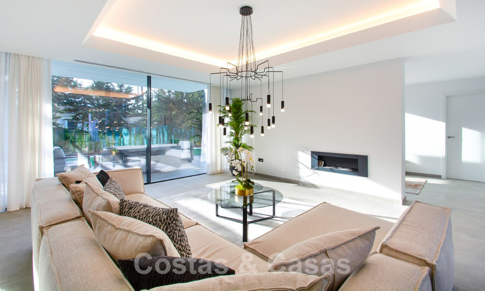 Instapklare luxevilla te koop met fantastisch zeezicht gelegen in een golfresort nabij Estepona centrum 52463