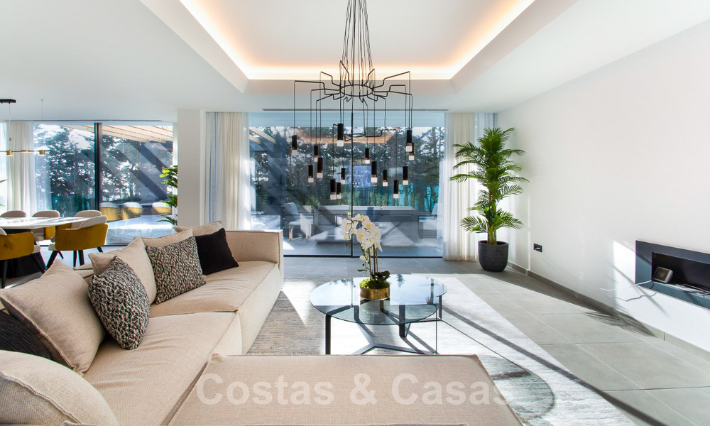 Instapklare luxevilla te koop met fantastisch zeezicht gelegen in een golfresort nabij Estepona centrum 52465