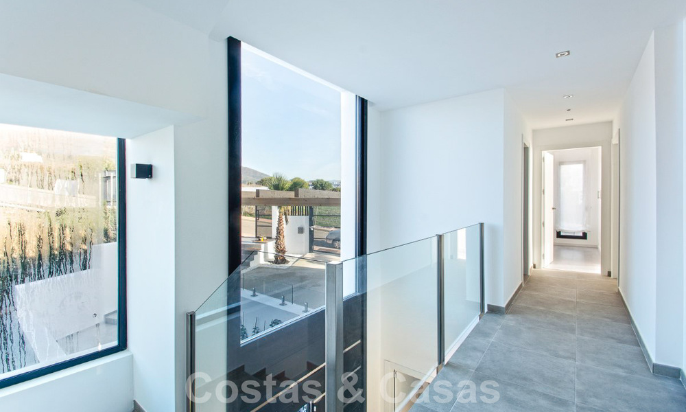 Instapklare luxevilla te koop met fantastisch zeezicht gelegen in een golfresort nabij Estepona centrum 52471