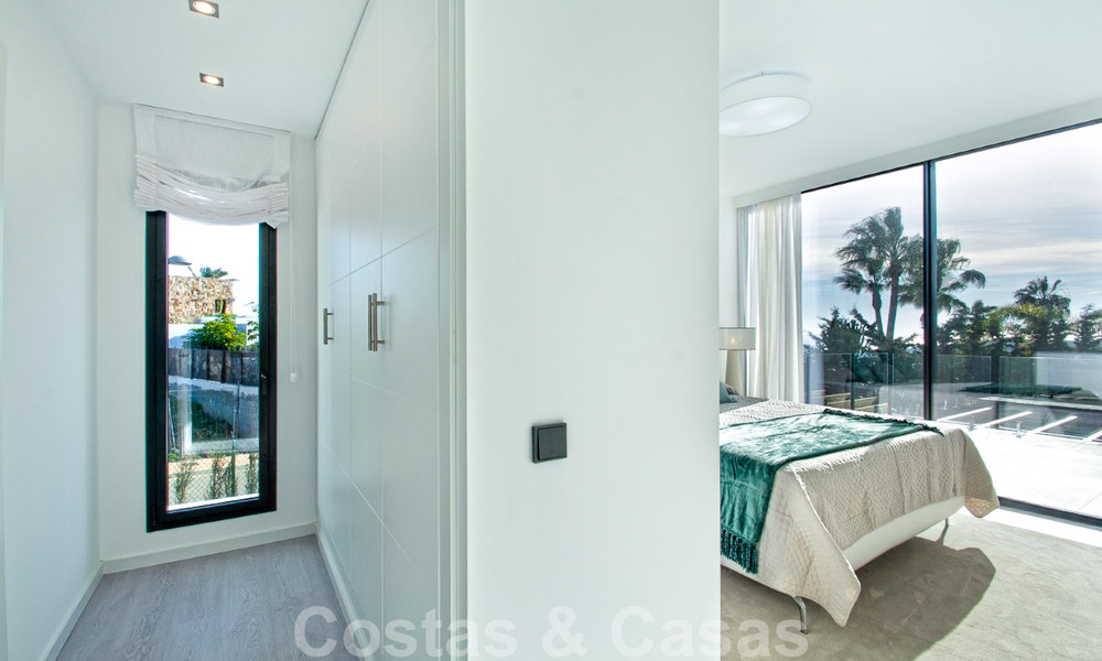 Instapklare luxevilla te koop met fantastisch zeezicht gelegen in een golfresort nabij Estepona centrum 52472