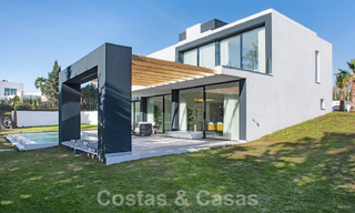 Instapklare luxevilla te koop met fantastisch zeezicht gelegen in een golfresort nabij Estepona centrum 52474 
