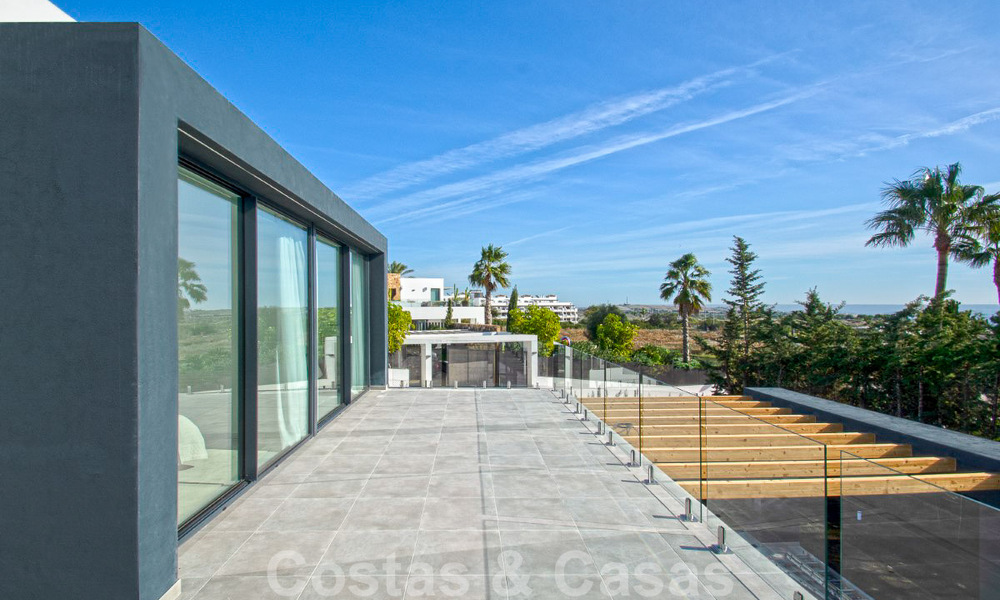 Instapklare luxevilla te koop met fantastisch zeezicht gelegen in een golfresort nabij Estepona centrum 52484