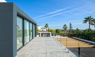 Instapklare luxevilla te koop met fantastisch zeezicht gelegen in een golfresort nabij Estepona centrum 52484 