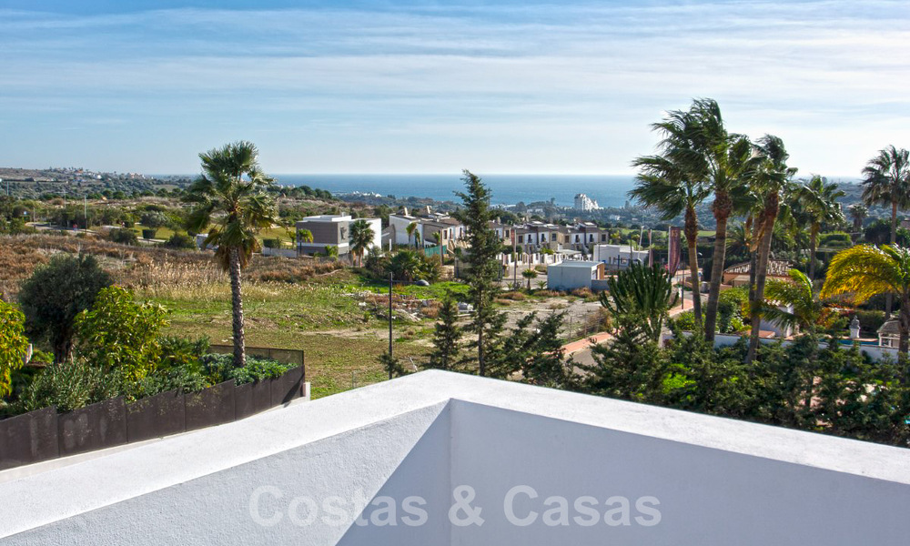 Instapklare luxevilla te koop met fantastisch zeezicht gelegen in een golfresort nabij Estepona centrum 52485