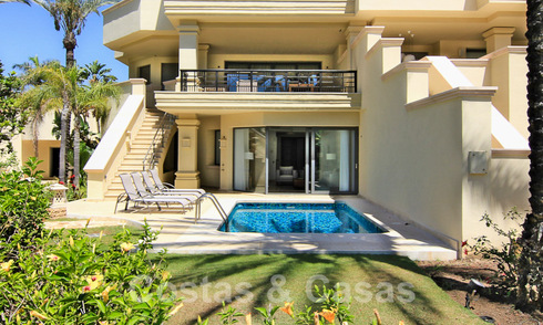 Ruim en gerenoveerd duplex tuinappartement met privézwembad te koop in een exclusief eerstelijnsstrand complex in Puerto Banus, Marbella 51562