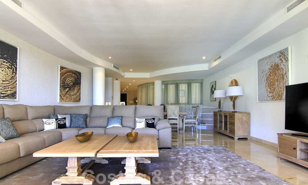 Ruim en gerenoveerd duplex tuinappartement met privézwembad te koop in een exclusief eerstelijnsstrand complex in Puerto Banus, Marbella 51564