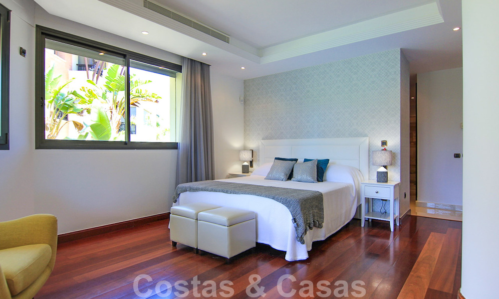 Ruim en gerenoveerd duplex tuinappartement met privézwembad te koop in een exclusief eerstelijnsstrand complex in Puerto Banus, Marbella 51565