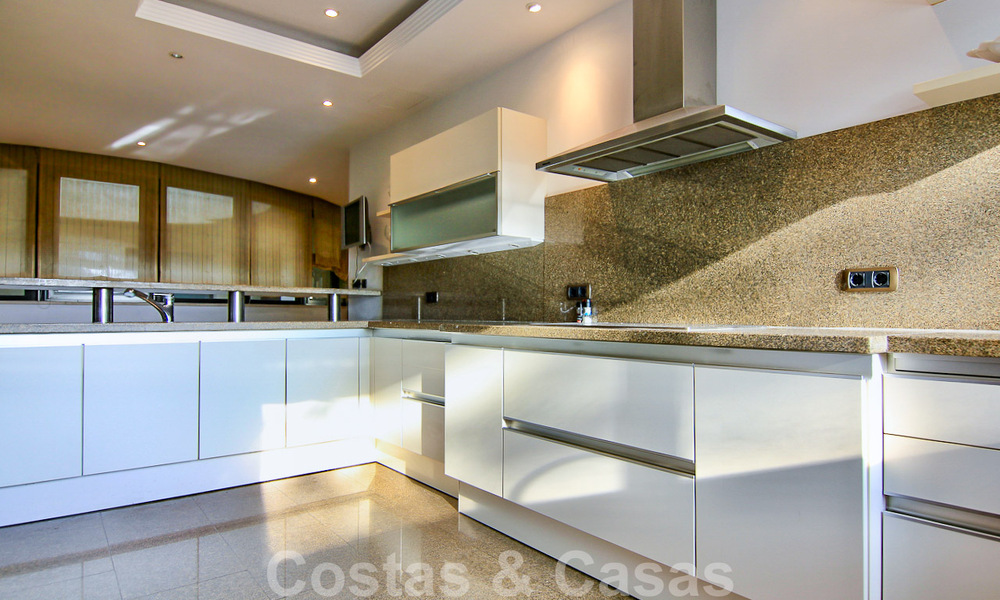 Ruim luxe appartement te koop in een hoogstaand eerstelijnsstrand complex in Puerto Banus, Marbella 51571