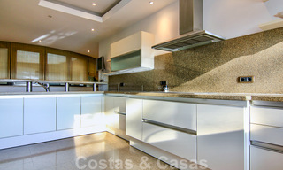 Ruim luxe appartement te koop in een hoogstaand eerstelijnsstrand complex in Puerto Banus, Marbella 51571 