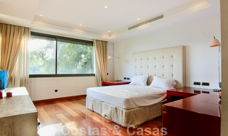 Ruim luxe appartement te koop in een hoogstaand eerstelijnsstrand complex in Puerto Banus, Marbella 51572 