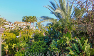 Ruim luxe appartement te koop in een hoogstaand eerstelijnsstrand complex in Puerto Banus, Marbella 51575 