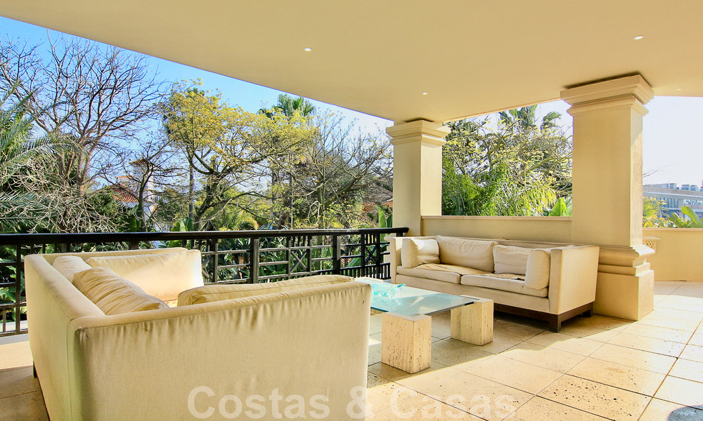 Ruim luxe appartement te koop in een hoogstaand eerstelijnsstrand complex in Puerto Banus, Marbella 51576