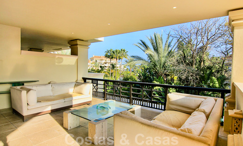 Ruim luxe appartement te koop in een hoogstaand eerstelijnsstrand complex in Puerto Banus, Marbella 51577