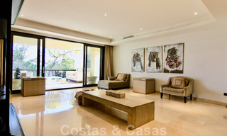 Ruim luxe appartement te koop in een hoogstaand eerstelijnsstrand complex in Puerto Banus, Marbella 51578 