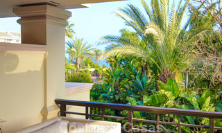 Ruim luxe appartement te koop in een hoogstaand eerstelijnsstrand complex in Puerto Banus, Marbella 51579 