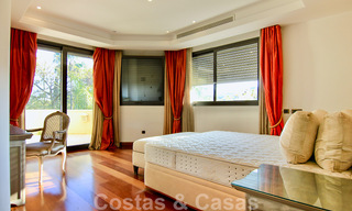 Ruim luxe appartement te koop in een hoogstaand eerstelijnsstrand complex in Puerto Banus, Marbella 51580 