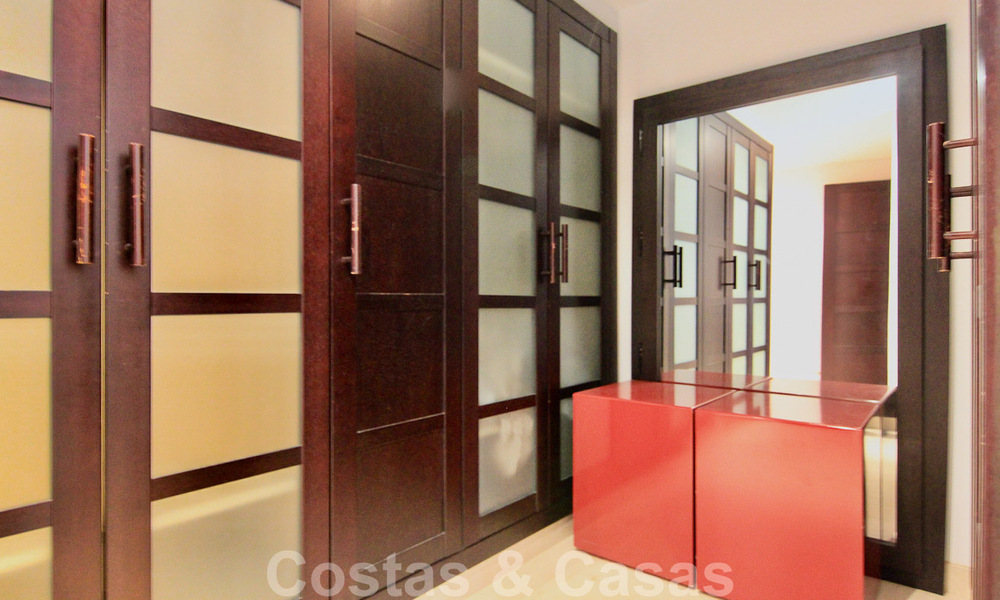 Ruim luxe appartement te koop in een hoogstaand eerstelijnsstrand complex in Puerto Banus, Marbella 51582