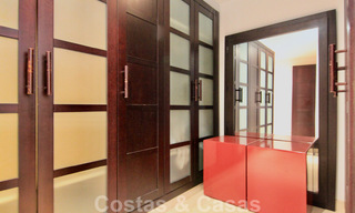 Ruim luxe appartement te koop in een hoogstaand eerstelijnsstrand complex in Puerto Banus, Marbella 51582 