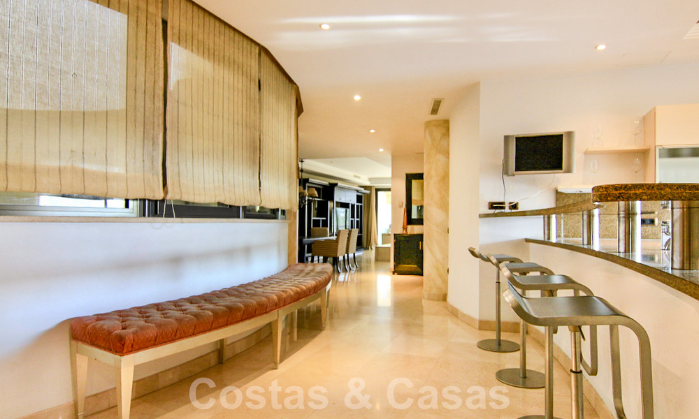 Ruim luxe appartement te koop in een hoogstaand eerstelijnsstrand complex in Puerto Banus, Marbella 51583
