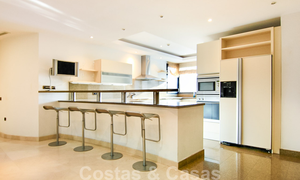 Ruim luxe appartement te koop in een hoogstaand eerstelijnsstrand complex in Puerto Banus, Marbella 51584