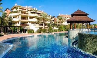 Ruim luxe appartement te koop in een hoogstaand eerstelijnsstrand complex in Puerto Banus, Marbella 51585 