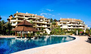 Ruim luxe appartement te koop in een hoogstaand eerstelijnsstrand complex in Puerto Banus, Marbella 51586 