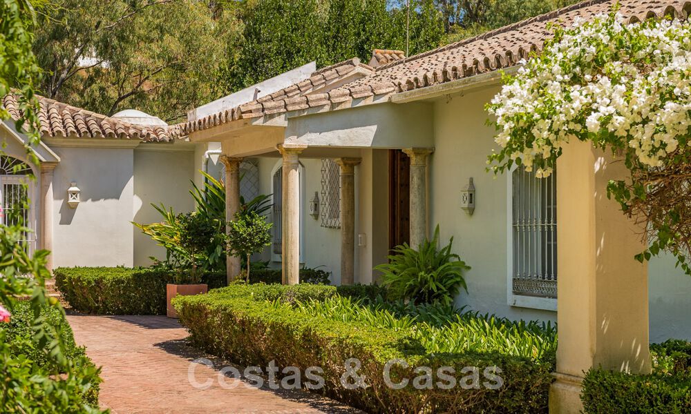 Spaanse villa te koop met Mediterrane bouwstijl en een grote tuin gelegen nabij San Pedro in Marbella - Benahavis 52490