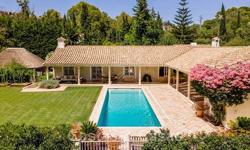 Spaanse villa te koop met Mediterrane bouwstijl en een grote tuin gelegen nabij San Pedro in Marbella - Benahavis 52493