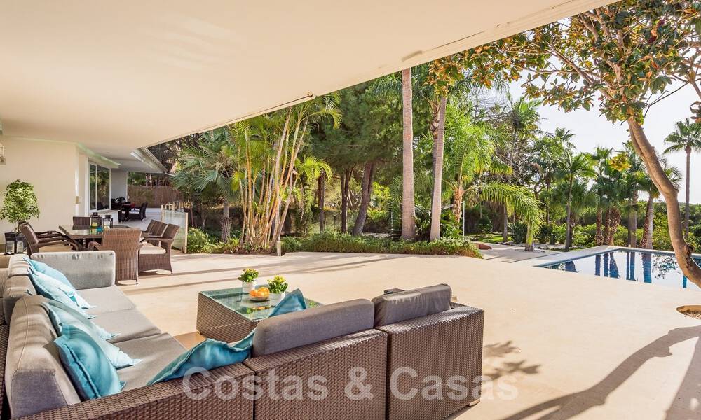 Ruime luxevilla te koop met uitgestrekte privétuin ten oosten van Marbella centrum 52547