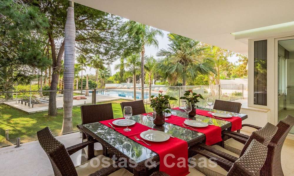 Ruime luxevilla te koop met uitgestrekte privétuin ten oosten van Marbella centrum 52548