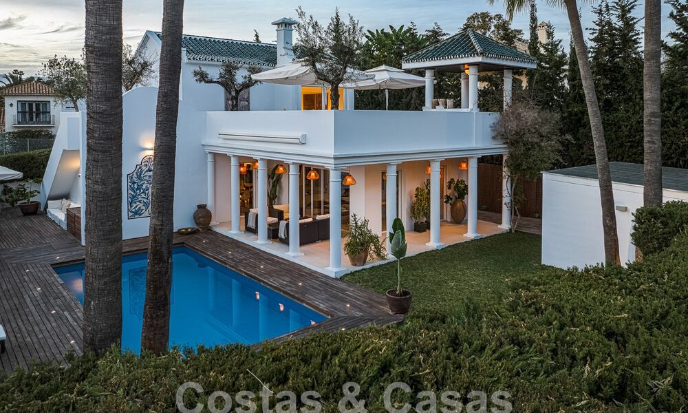 Luxueuze villa te koop in een Andalusische bouwstijl ten oosten van Marbella centrum op een steenworp van de duinen en het strand 52648