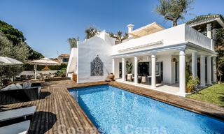 Luxueuze villa te koop in een Andalusische bouwstijl ten oosten van Marbella centrum op een steenworp van de duinen en het strand 52654 