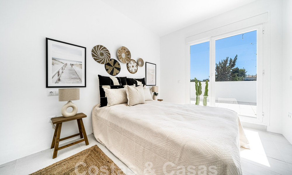 Luxueuze villa te koop in een Andalusische bouwstijl ten oosten van Marbella centrum op een steenworp van de duinen en het strand 52659