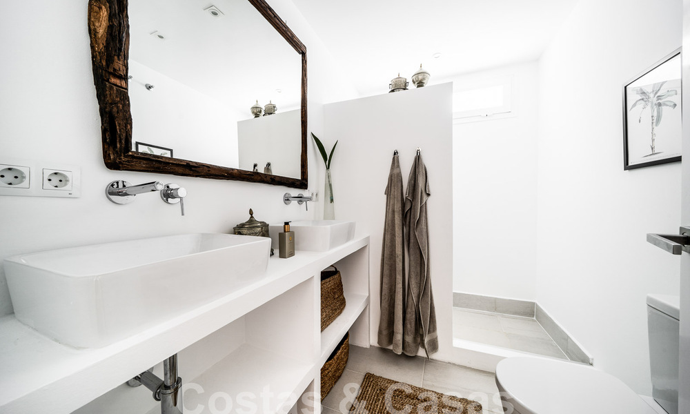 Luxueuze villa te koop in een Andalusische bouwstijl ten oosten van Marbella centrum op een steenworp van de duinen en het strand 52660