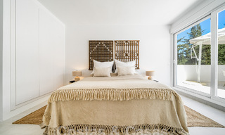 Luxueuze villa te koop in een Andalusische bouwstijl ten oosten van Marbella centrum op een steenworp van de duinen en het strand 52661 