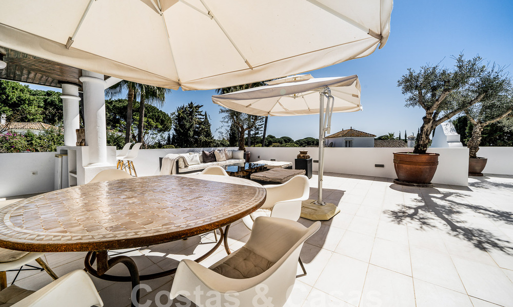 Luxueuze villa te koop in een Andalusische bouwstijl ten oosten van Marbella centrum op een steenworp van de duinen en het strand 52662