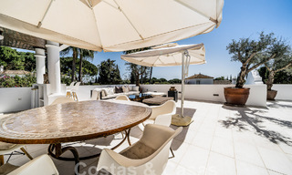 Luxueuze villa te koop in een Andalusische bouwstijl ten oosten van Marbella centrum op een steenworp van de duinen en het strand 52662 