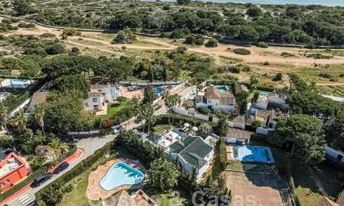 Luxueuze villa te koop in een Andalusische bouwstijl ten oosten van Marbella centrum op een steenworp van de duinen en het strand 52670