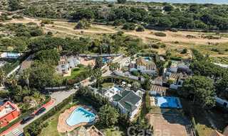 Luxueuze villa te koop in een Andalusische bouwstijl ten oosten van Marbella centrum op een steenworp van de duinen en het strand 52670 