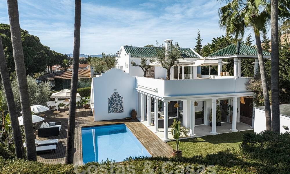 Luxueuze villa te koop in een Andalusische bouwstijl ten oosten van Marbella centrum op een steenworp van de duinen en het strand 52671