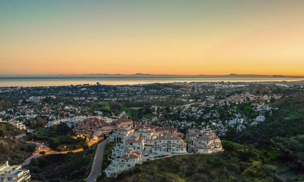 Hedendaagse appartementen in een Andalusische stijl te koop met panoramisch uitzicht naar zee toe in de golfvallei van Nueva Andalucia, Marbella 51628