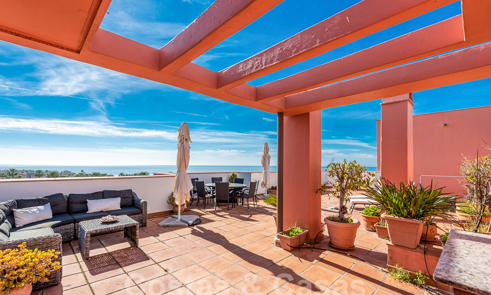 Penthouse te koop in een gated urbanisatie op een steenworp van het strand op de New Golden Mile tussen Marbella en Estepona 52831