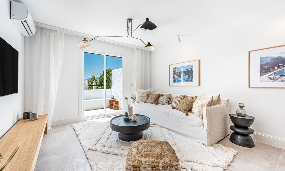 Gerenoveerd penthouse met groot solarium te koop, op wandelafstand van voorzieningen en zelfs Puerto Banus, Marbella 52849