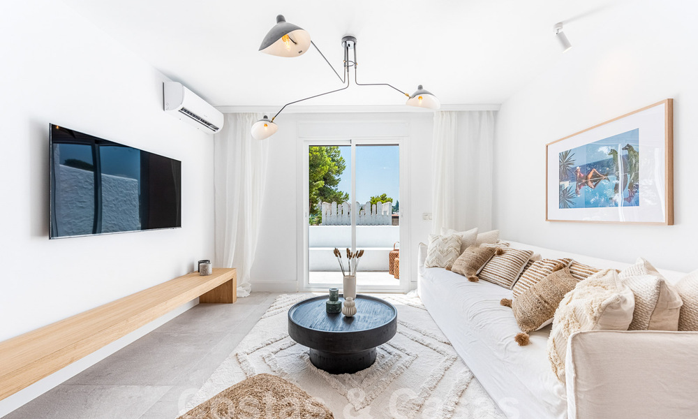 Gerenoveerd penthouse met groot solarium te koop, op wandelafstand van voorzieningen en zelfs Puerto Banus, Marbella 52851