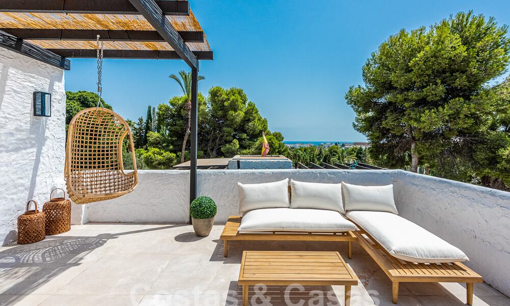 Gerenoveerd penthouse met groot solarium te koop, op wandelafstand van voorzieningen en zelfs Puerto Banus, Marbella 52862