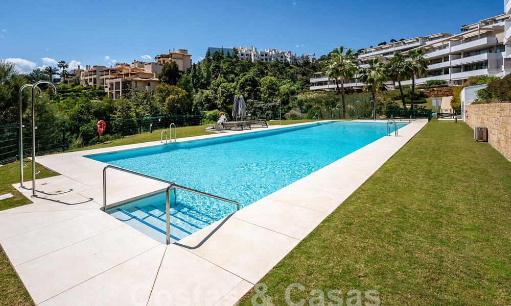 Instapklaar, verhoogd begane grond appartement te koop met weids uitzicht op de vallei en de zee in het exclusieve Benahavis - Marbella 53309