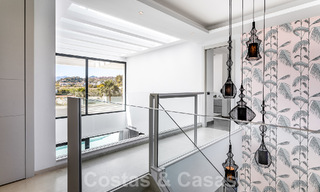 Moderne luxevilla te koop in een afgesloten wijk van de golfvallei van Nueva Andalucia, Marbella 53505 