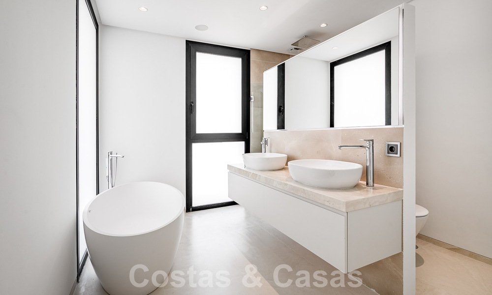 Moderne luxevilla te koop in een afgesloten wijk van de golfvallei van Nueva Andalucia, Marbella 53508