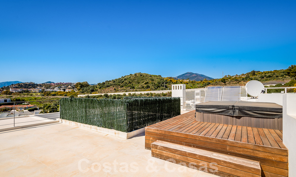 Moderne luxevilla te koop in een afgesloten wijk van de golfvallei van Nueva Andalucia, Marbella 53516