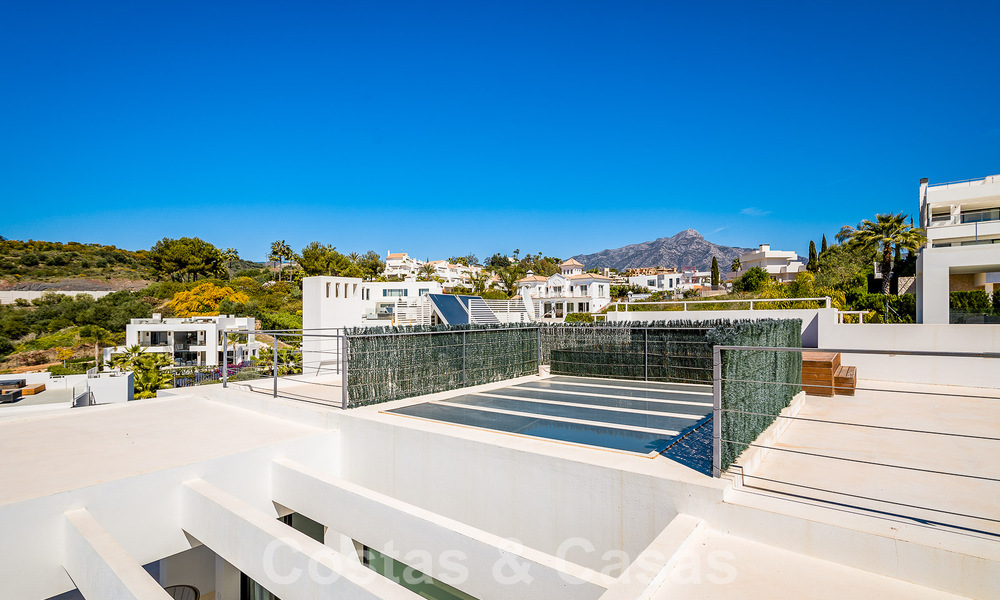 Moderne luxevilla te koop in een afgesloten wijk van de golfvallei van Nueva Andalucia, Marbella 53520